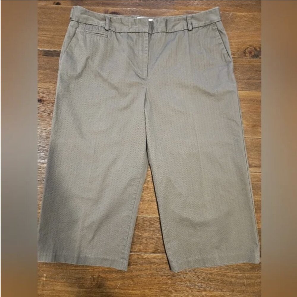 VAN HUESEN GRAY WITH SUBTLE VERTICAL STRIPES WIDE LEG CAPRIS SIZE 16